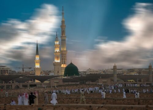 Economy vs Premium Umrah Packages from Pakistan: Which One Should You Choose?